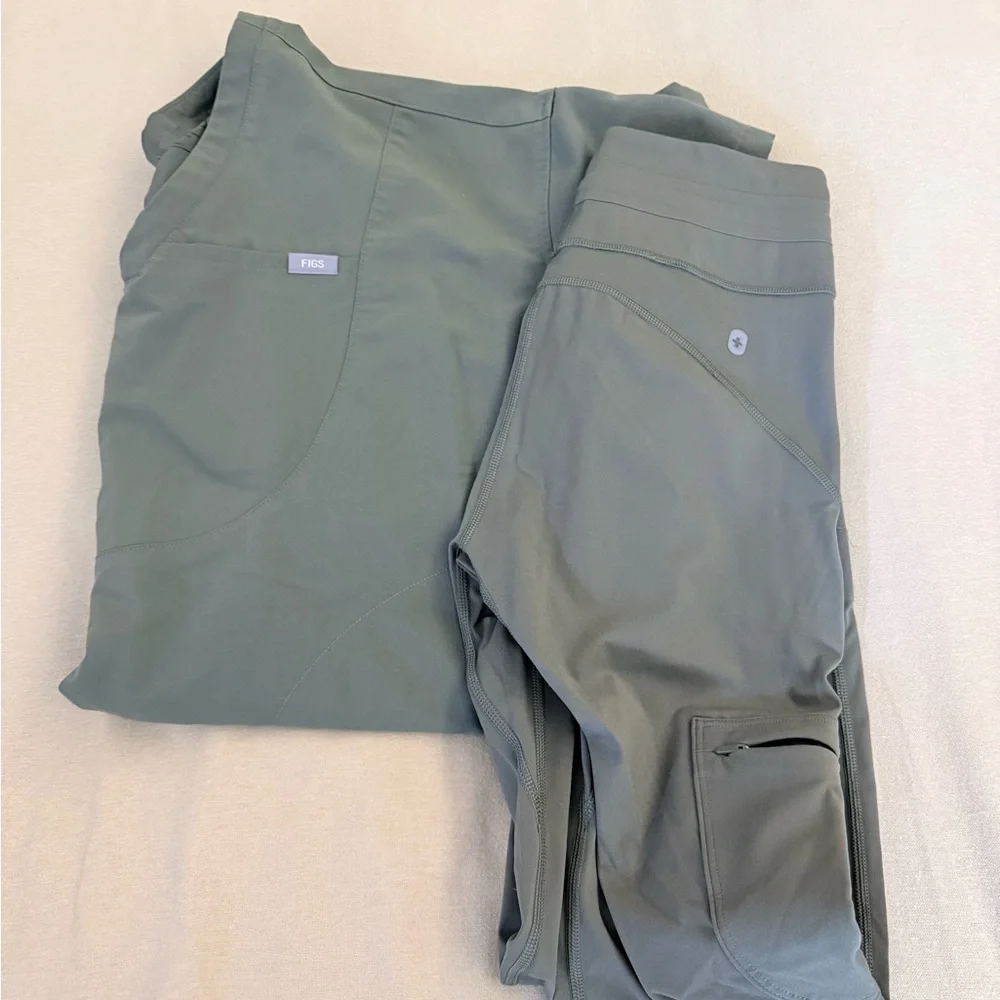 FIGS Olive Technical Collection Top - Picture 1 of 11
